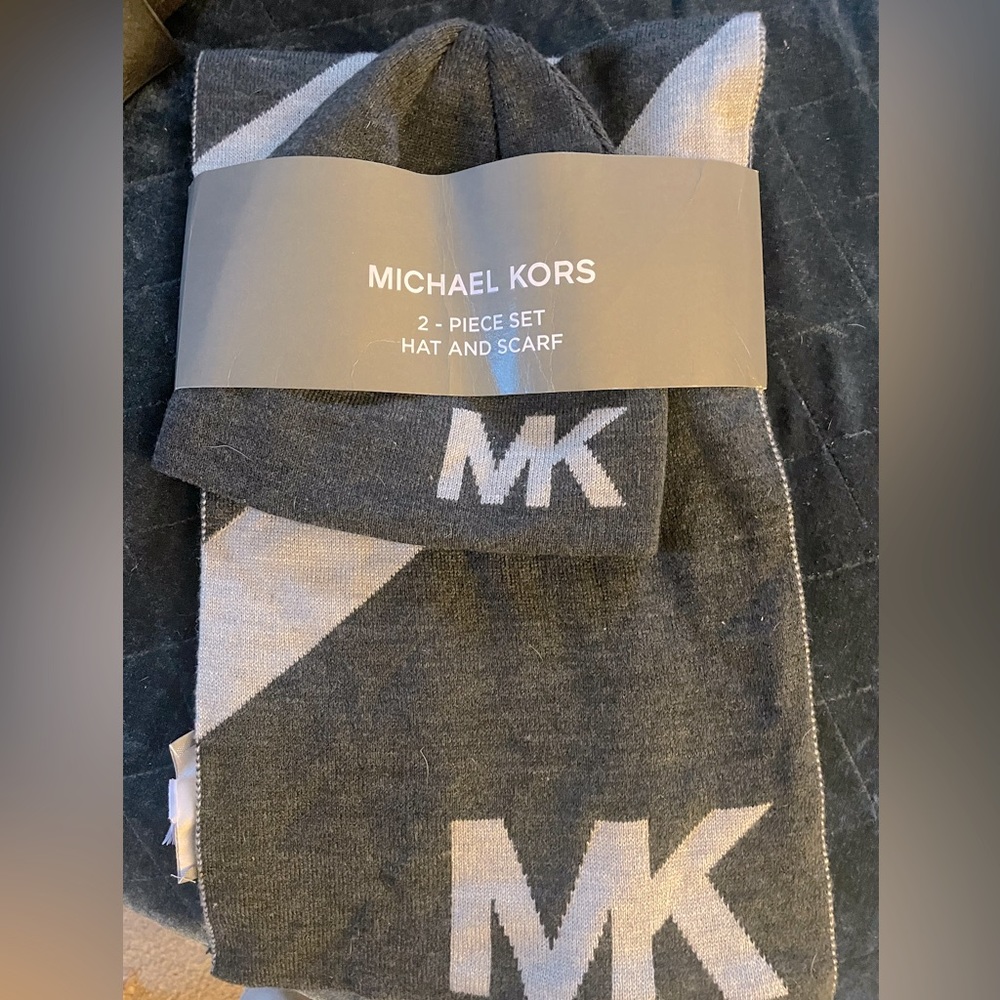 Michael Kors Beenie & Scarf set